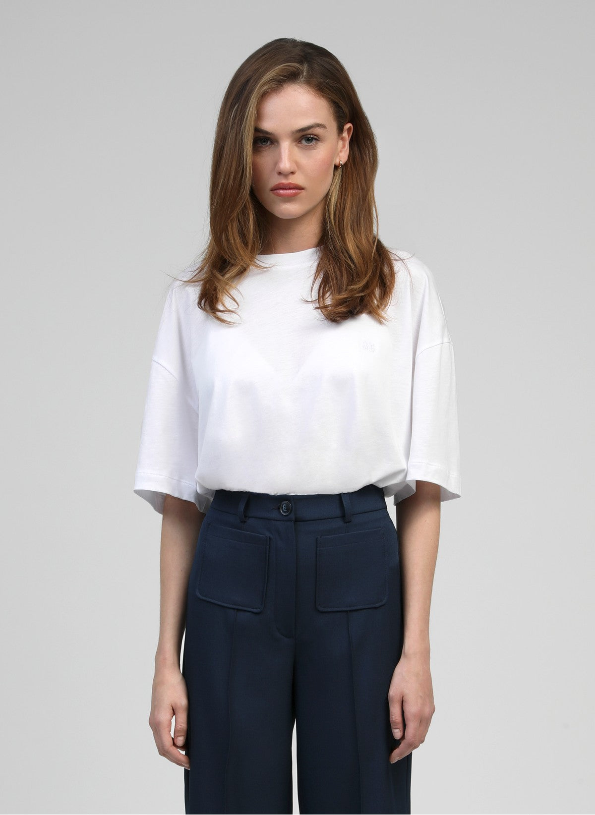 Toriata t-shirt white short sleeve round collar full body front view